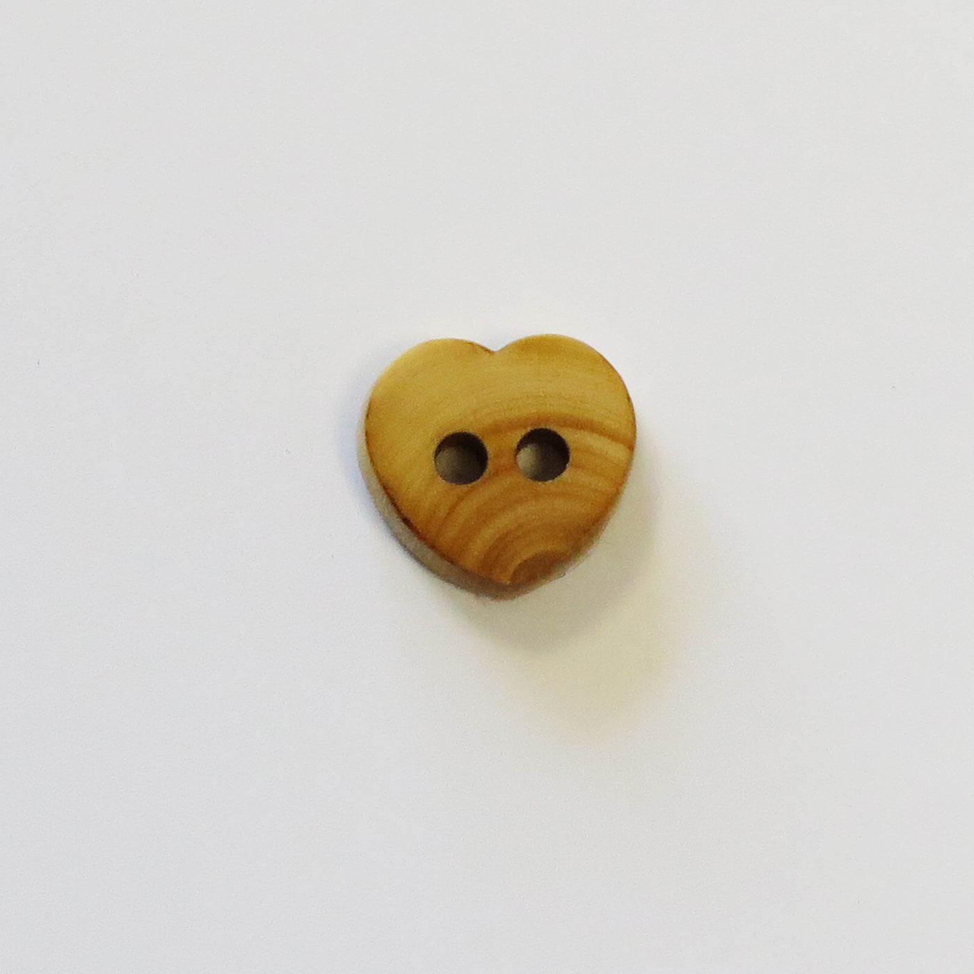 KNAP TRÆ 12MM 2 HUL HJERTE