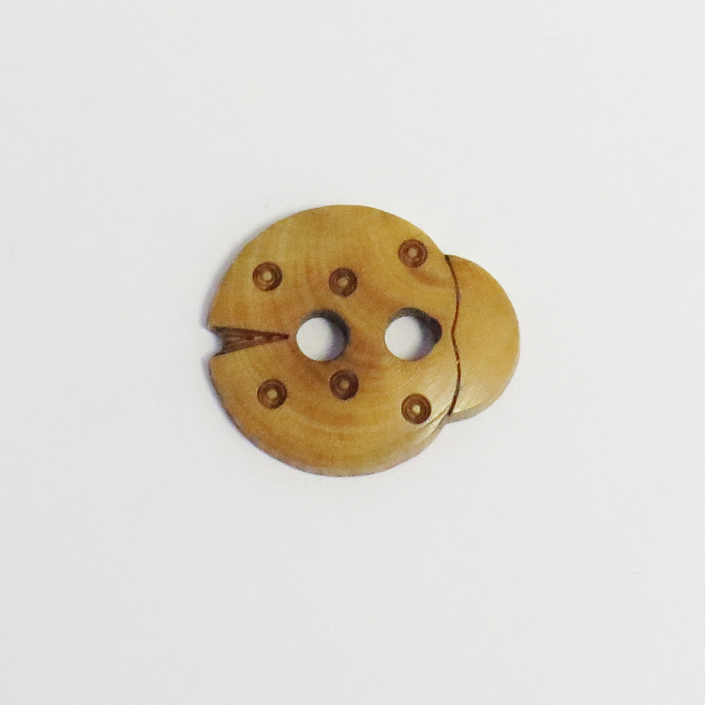 KNAP 2 HUL TRÆ Mariehøne 13 mm