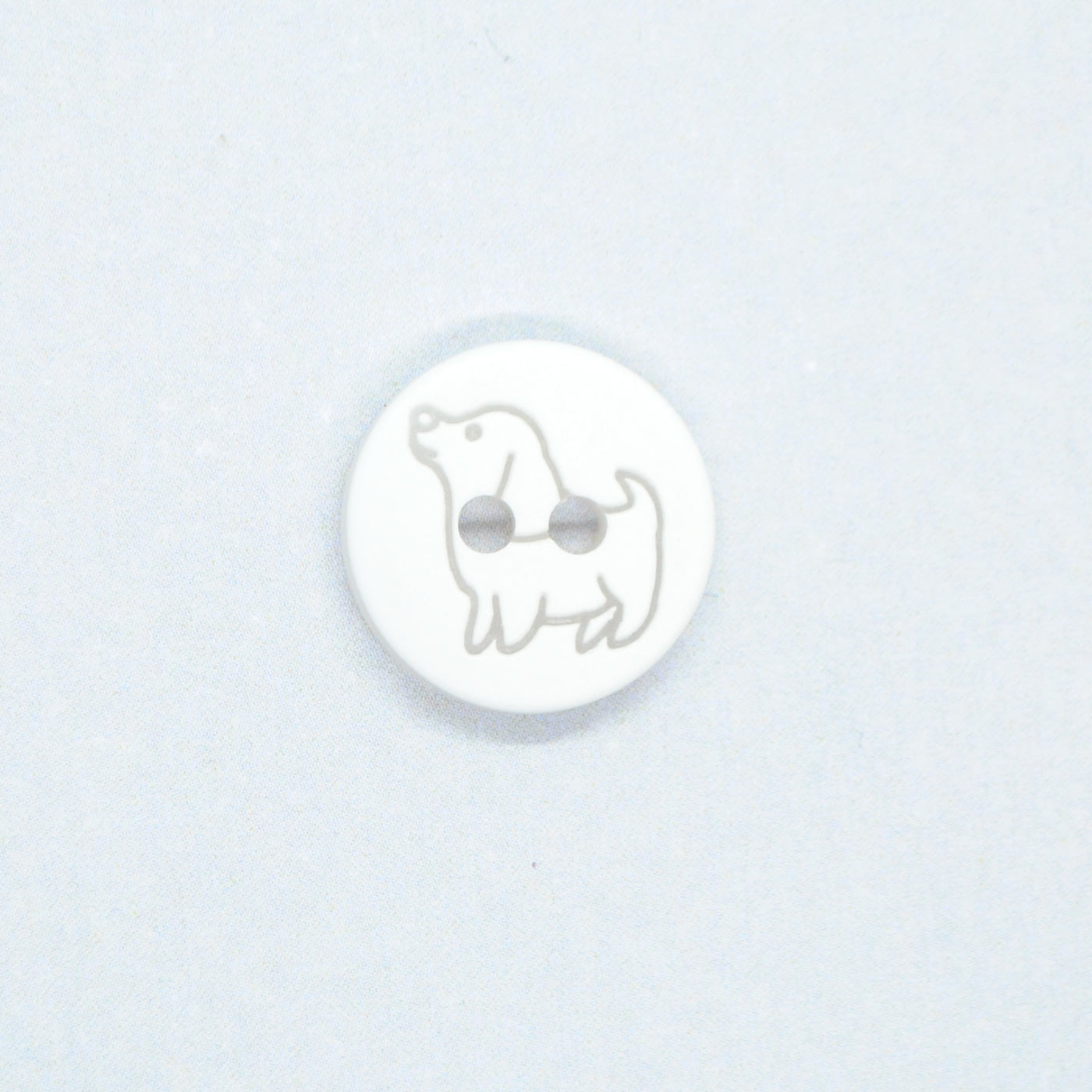 KNAP 2 HUL 15MM MED HUND HVID