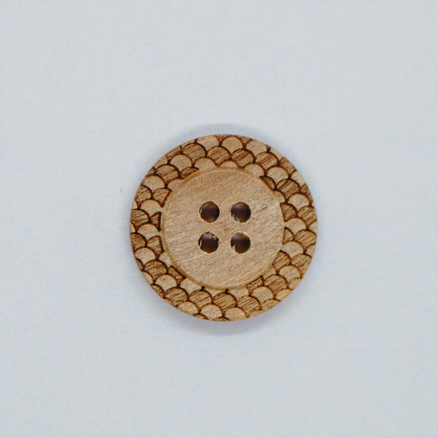 KNAP 4 HUL 32" MED MØNSTER FISK