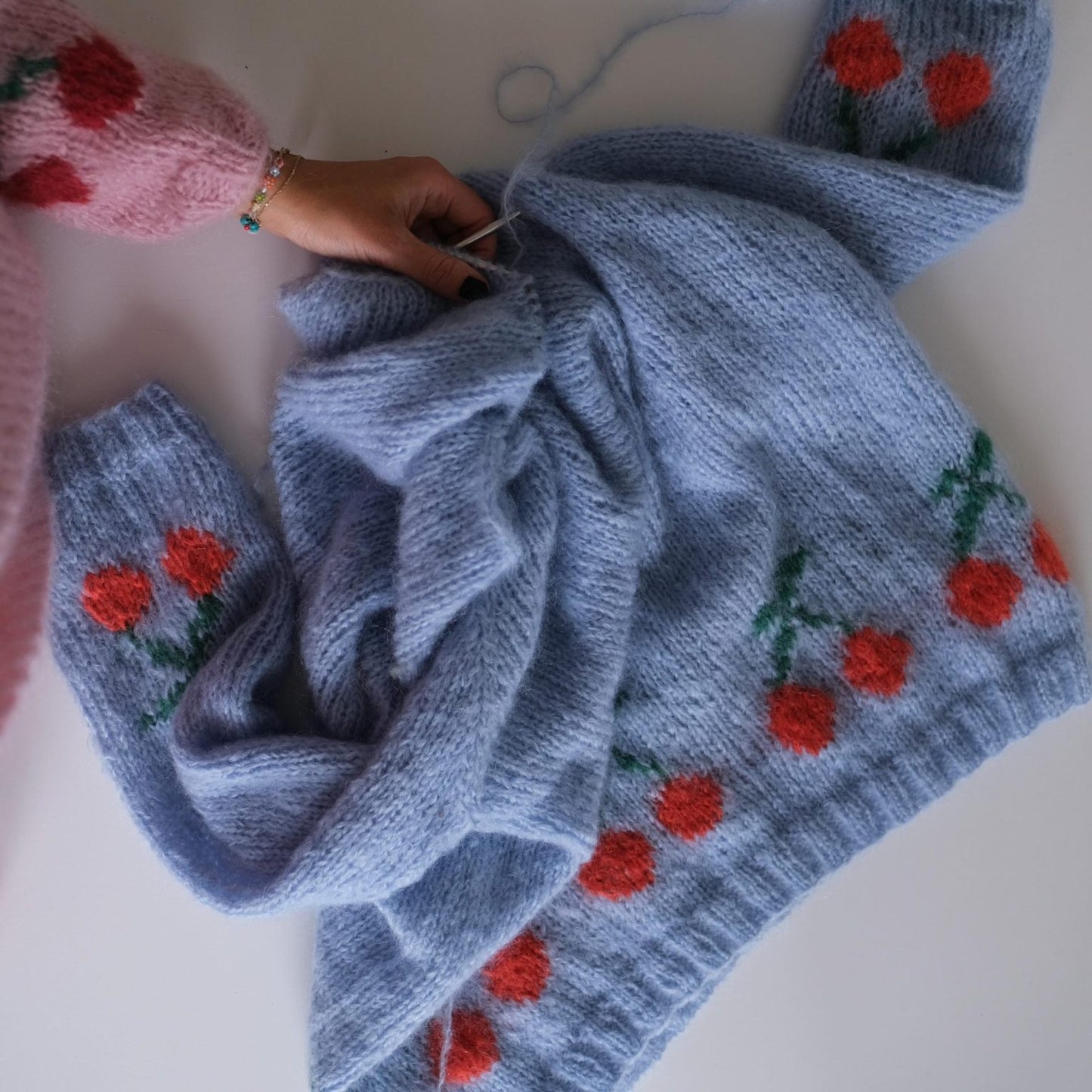 Cherry On the Top Sweater - opskrift gratis sammen med garn