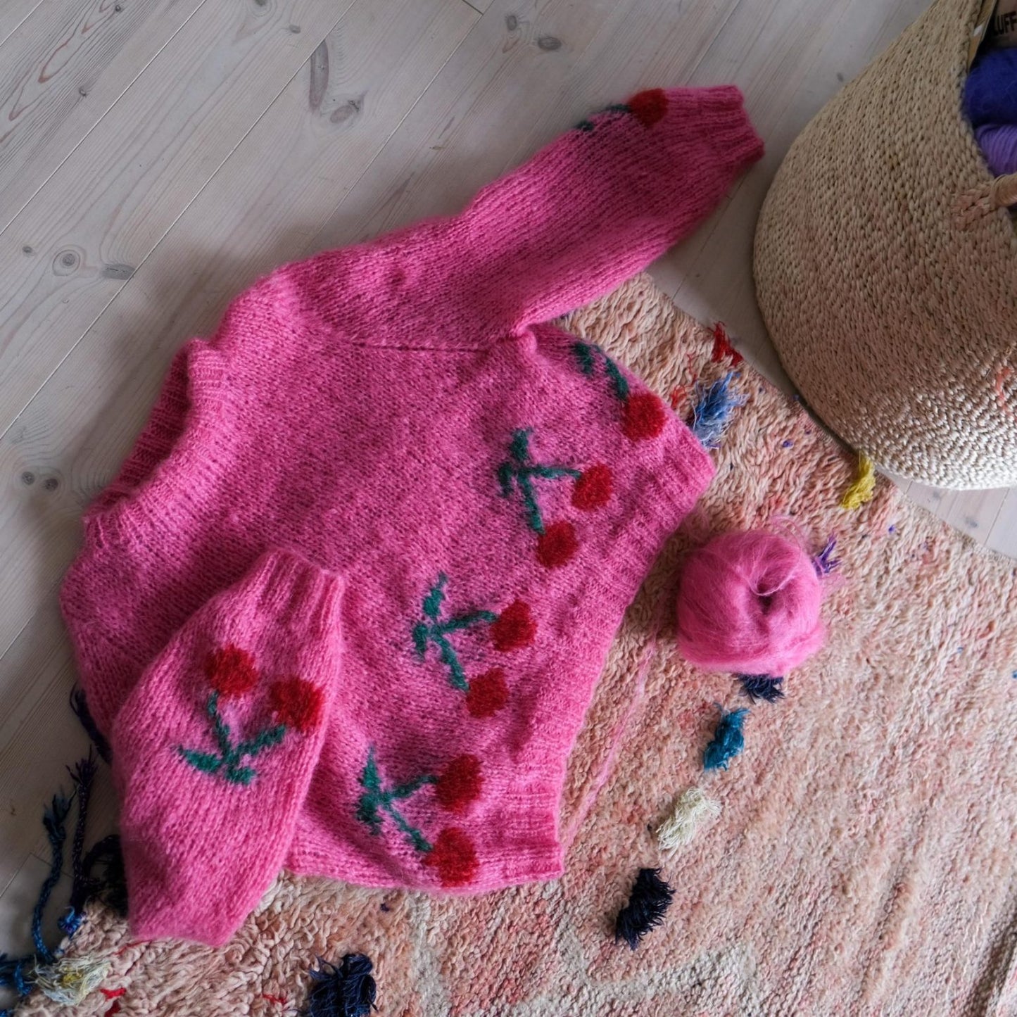 Cherry On the Top Sweater - opskrift gratis sammen med garn