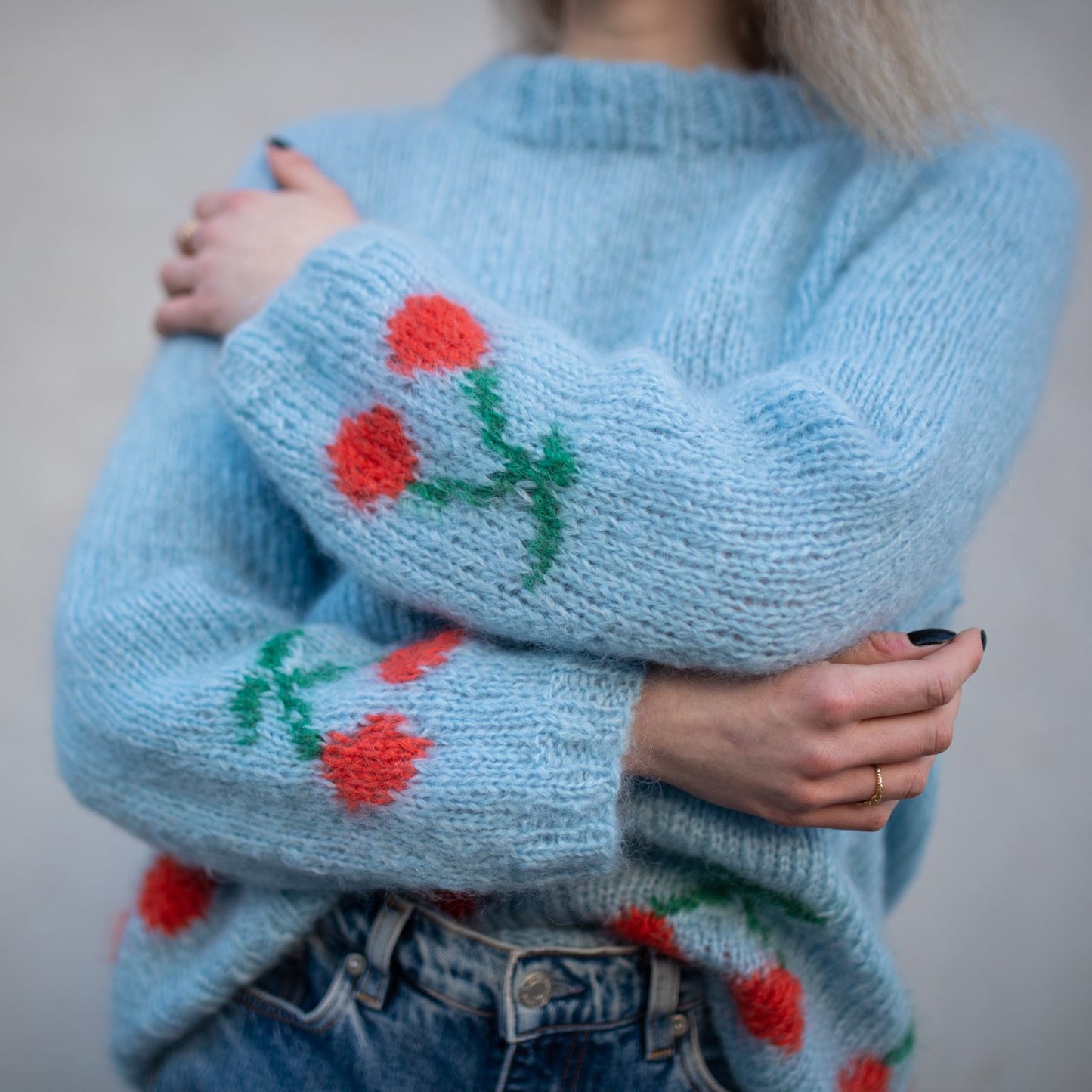 Cherry On the Top Sweater - opskrift gratis sammen med garn