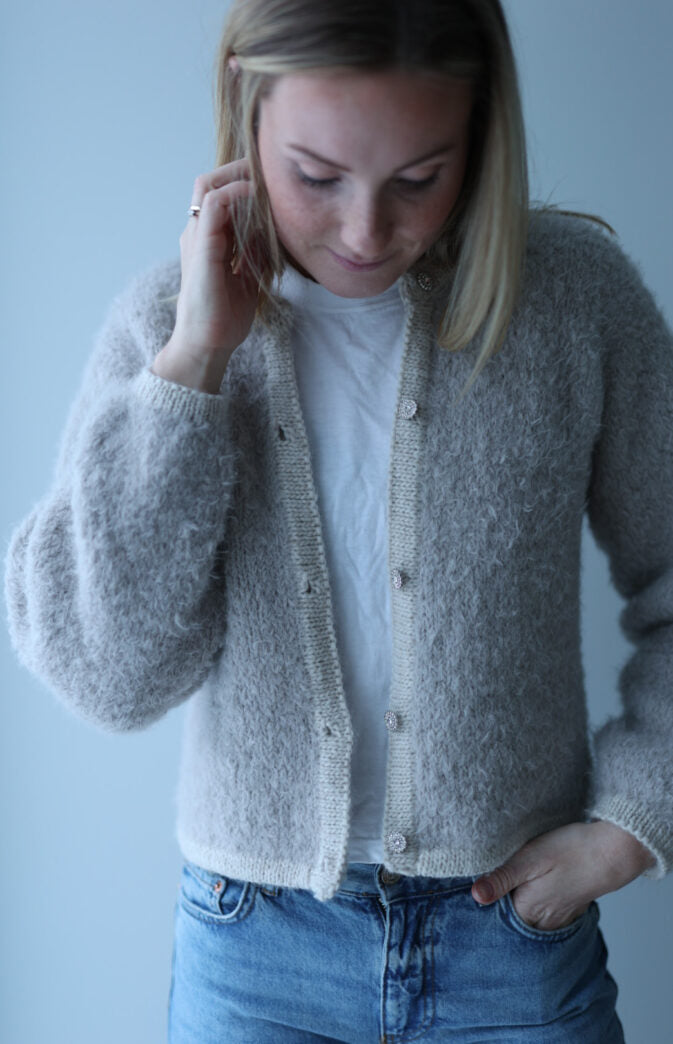 🧥🌸🧶✨ Strikkekit Isabella Jakke – Feminint design i Wild Wool & Hip Wool