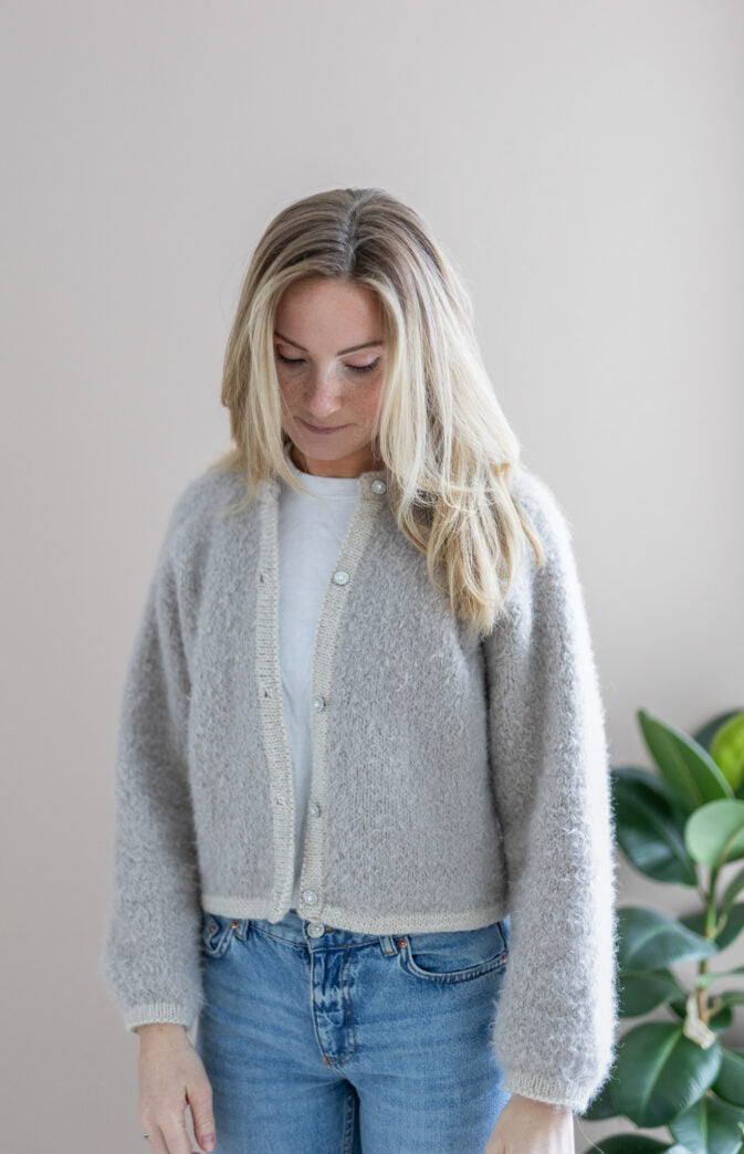 🧥🌸🧶✨ Strikkekit Isabella Jakke – Feminint design i Wild Wool & Hip Wool