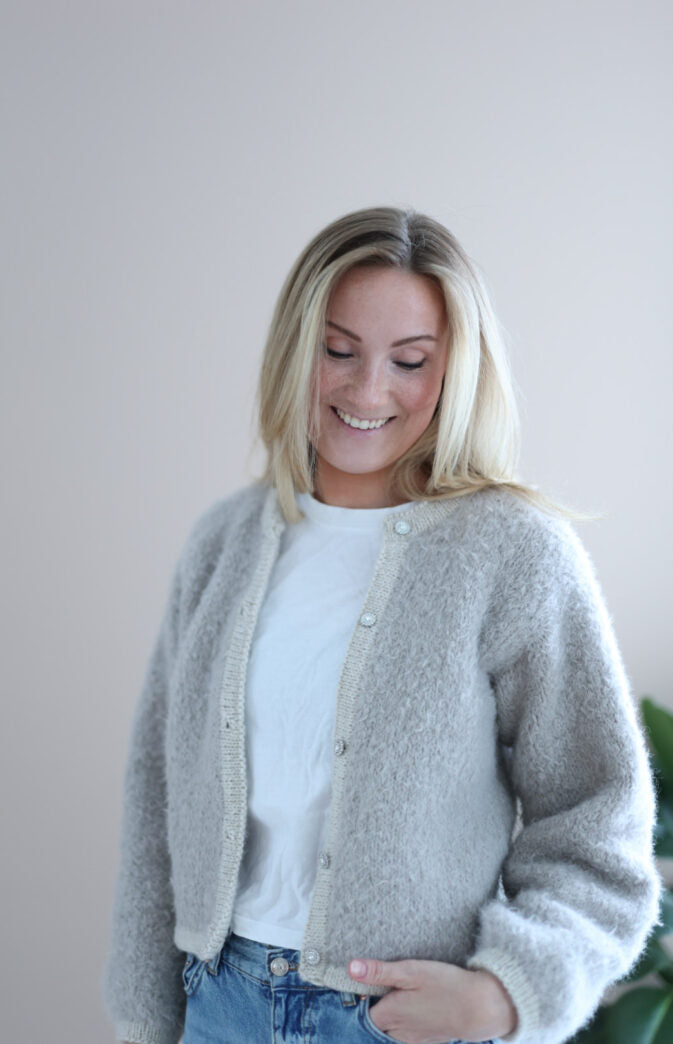 🧥🌸🧶✨ Strikkekit Isabella Jakke – Feminint design i Wild Wool & Hip Wool