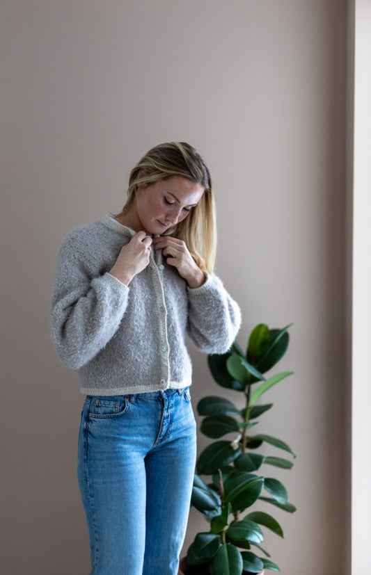 🧥🌸🧶✨ Strikkekit Isabella Jakke – Feminint design i Wild Wool & Hip Wool