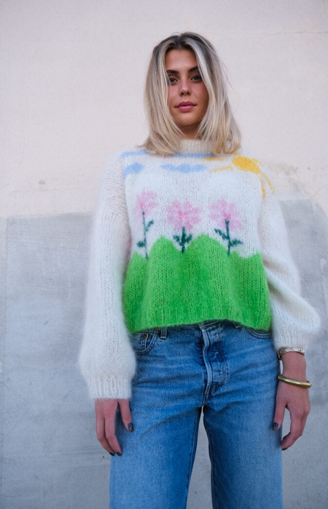 🌸☀️ Once Upon a Time Genser – Farverig intarsia-sweater i Fluff Mohair | STRIKKEKIT