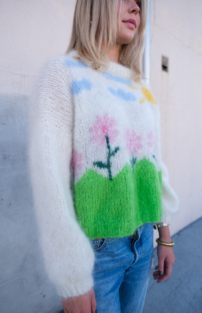 🌸☀️ Once Upon a Time Genser – Farverig intarsia-sweater i Fluff Mohair | STRIKKEKIT