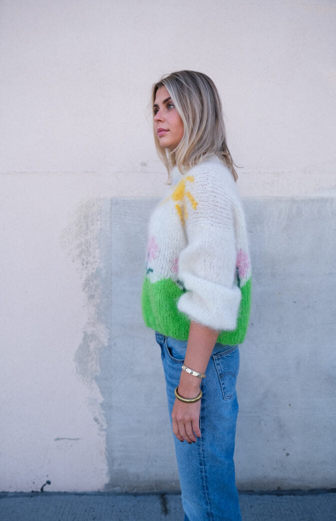 🌸☀️ Once Upon a Time Genser – Farverig intarsia-sweater i Fluff Mohair | STRIKKEKIT