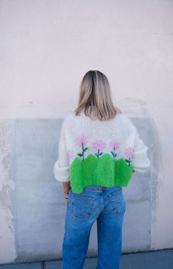 🌸☀️ Once Upon a Time Genser – Farverig intarsia-sweater i Fluff Mohair | STRIKKEKIT