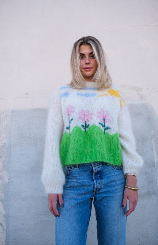 🌸☀️ Once Upon a Time Genser – Farverig intarsia-sweater i Fluff Mohair | STRIKKEKIT
