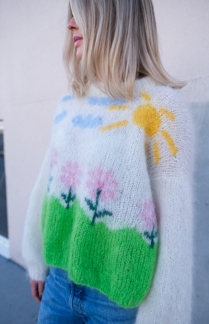🌸☀️ Once Upon a Time Genser – Farverig intarsia-sweater i Fluff Mohair | STRIKKEKIT