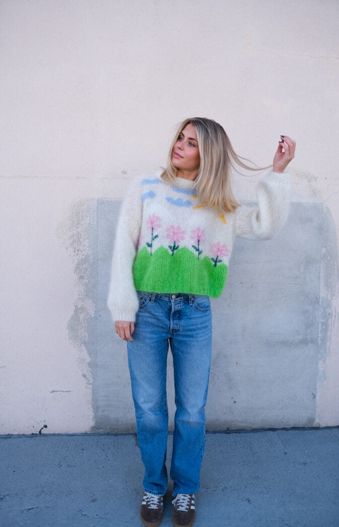 🌸☀️ Once Upon a Time Genser – Farverig intarsia-sweater i Fluff Mohair | STRIKKEKIT
