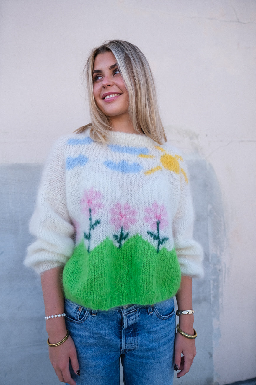 🌸☀️ Once Upon a Time Genser – Farverig intarsia-sweater i Fluff Mohair | STRIKKEKIT