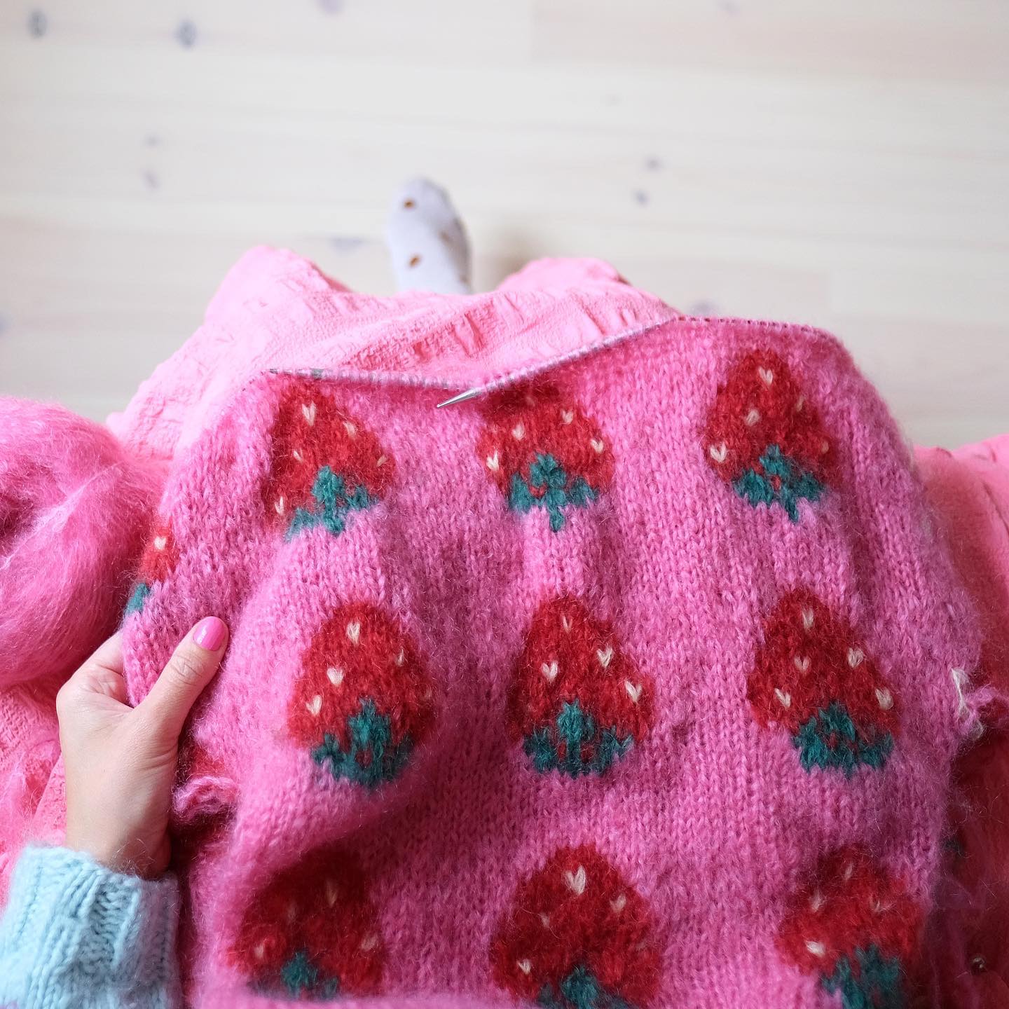 Hipknitshop Fruity Sweater Strawberry - opskrift gratis sammen med garn