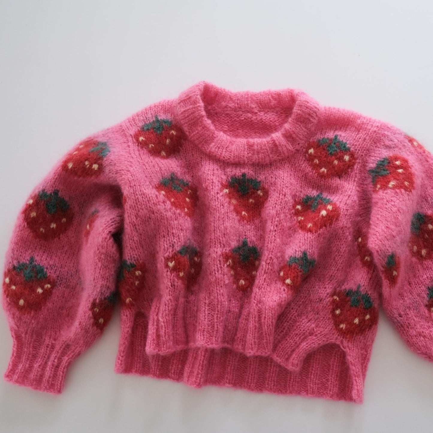 Hipknitshop Fruity Sweater Strawberry - opskrift gratis sammen med garn