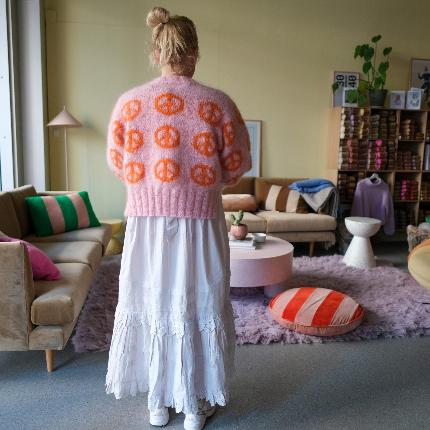 Peace Sweater - Pink med orange tegn