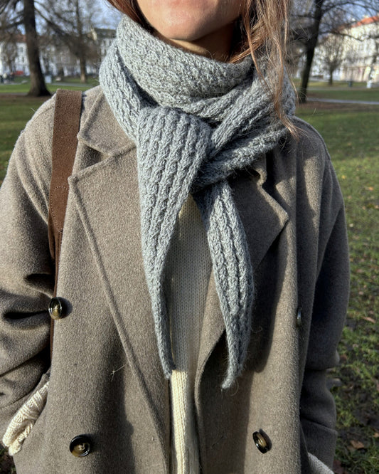 🧶✨ Fie Flettesjal – Klassisk halstørklæde med snoninger i Rauma Mitu | STRIKKEKIT