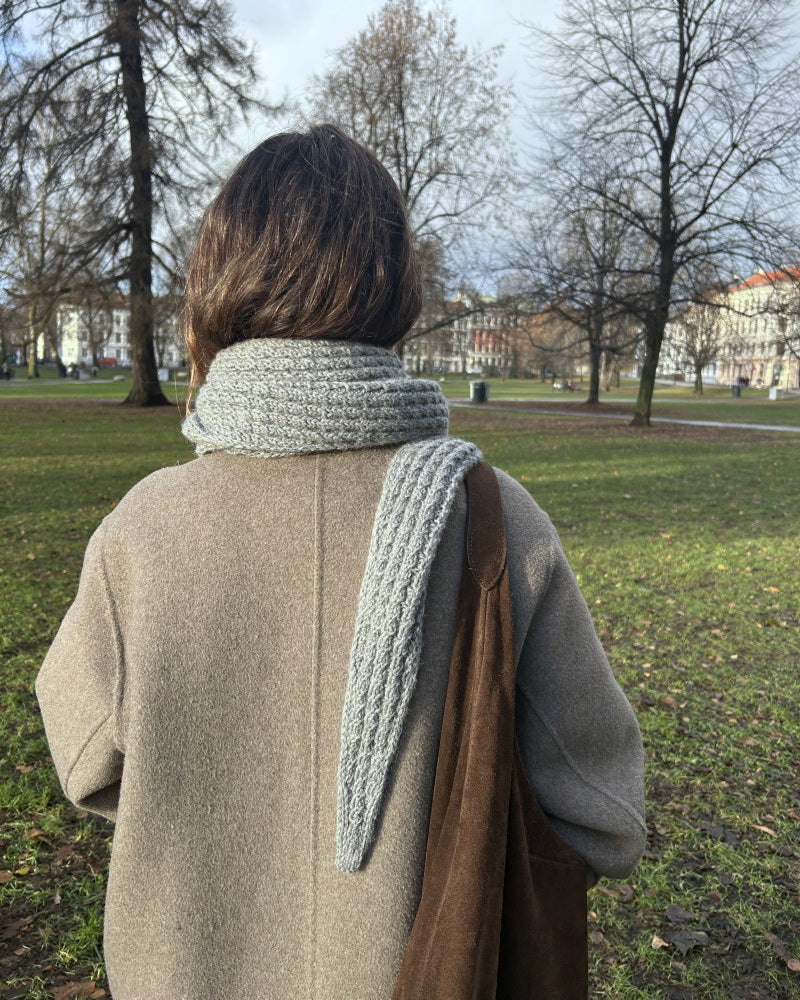 🧶✨ Fie Flettesjal – Klassisk halstørklæde med snoninger i Rauma Mitu | STRIKKEKIT