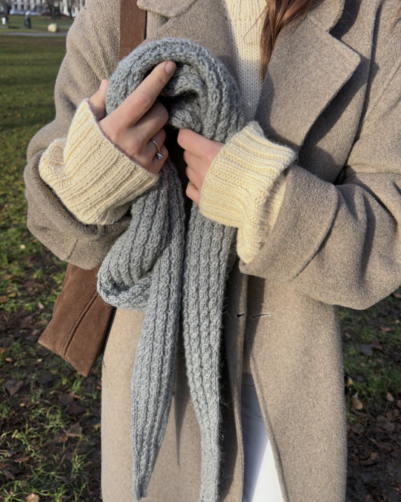 🧶✨ Fie Flettesjal – Klassisk halstørklæde med snoninger i Rauma Mitu | STRIKKEKIT