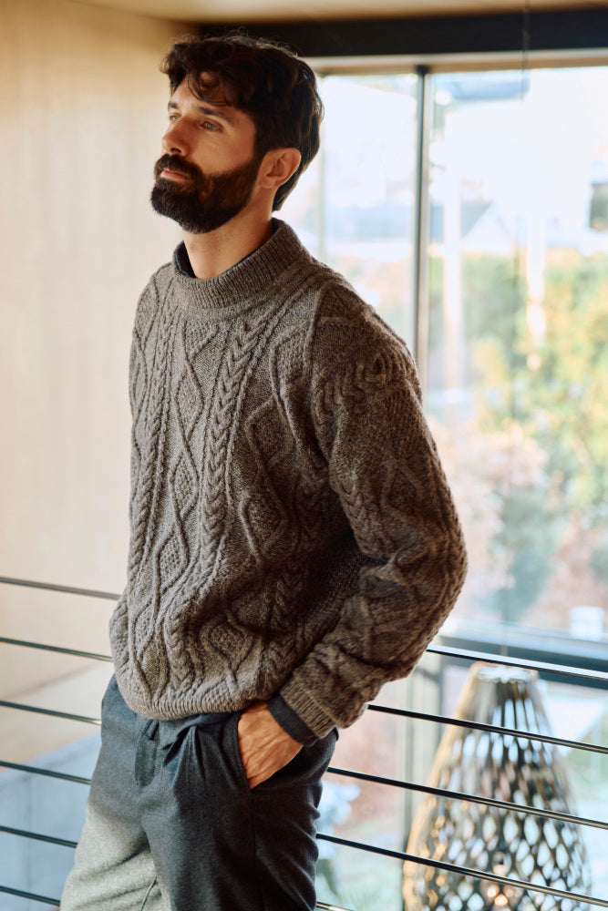 🧵❄️  Sølve Arangenser til Herre – Klassisk flettegenser i Rauma Finull  | STRIKKEKIT |