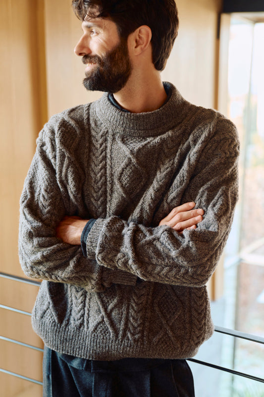 🧵❄️  Sølve Arangenser til Herre – Klassisk flettegenser i Rauma Finull  | STRIKKEKIT |