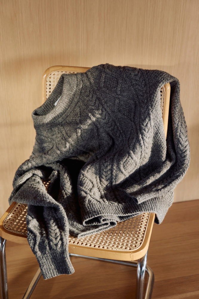 🧵❄️  Sølve Arangenser til Herre – Klassisk flettegenser i Rauma Finull  | STRIKKEKIT |