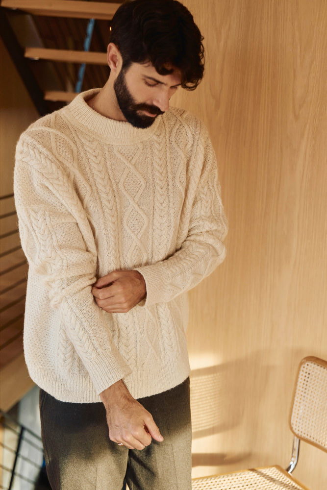 🧵❄️  Sølve Arangenser til Herre – Klassisk flettegenser i Rauma Finull  | STRIKKEKIT |