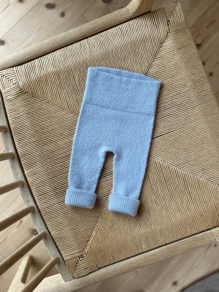 Lun Willybukse – Strikkeopskrift på bløde babybukser