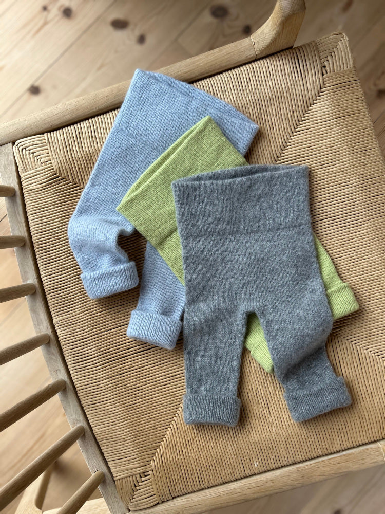 Lun Willybukse – Strikkeopskrift på bløde babybukser