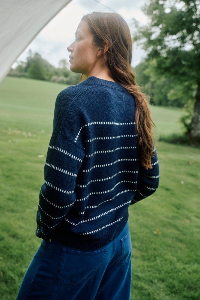 Lun Minagenser – Tidløs sweater med fine mønsterstriber 🧶✨