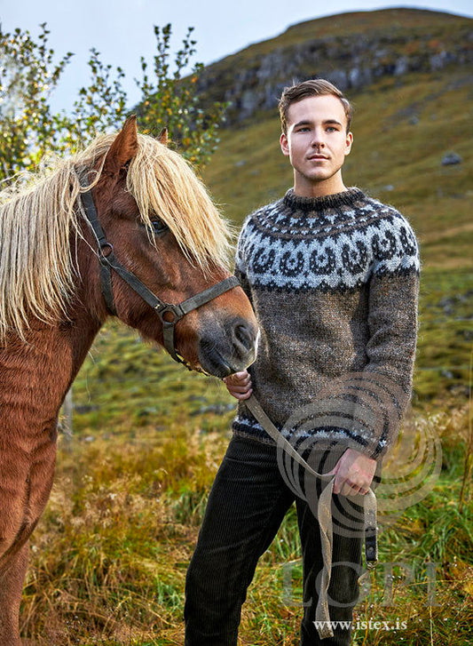Hófadynur lopapeysa – unisex islandsk sweater strikket i Plötulopi med bærestykke i naturfarver, designet