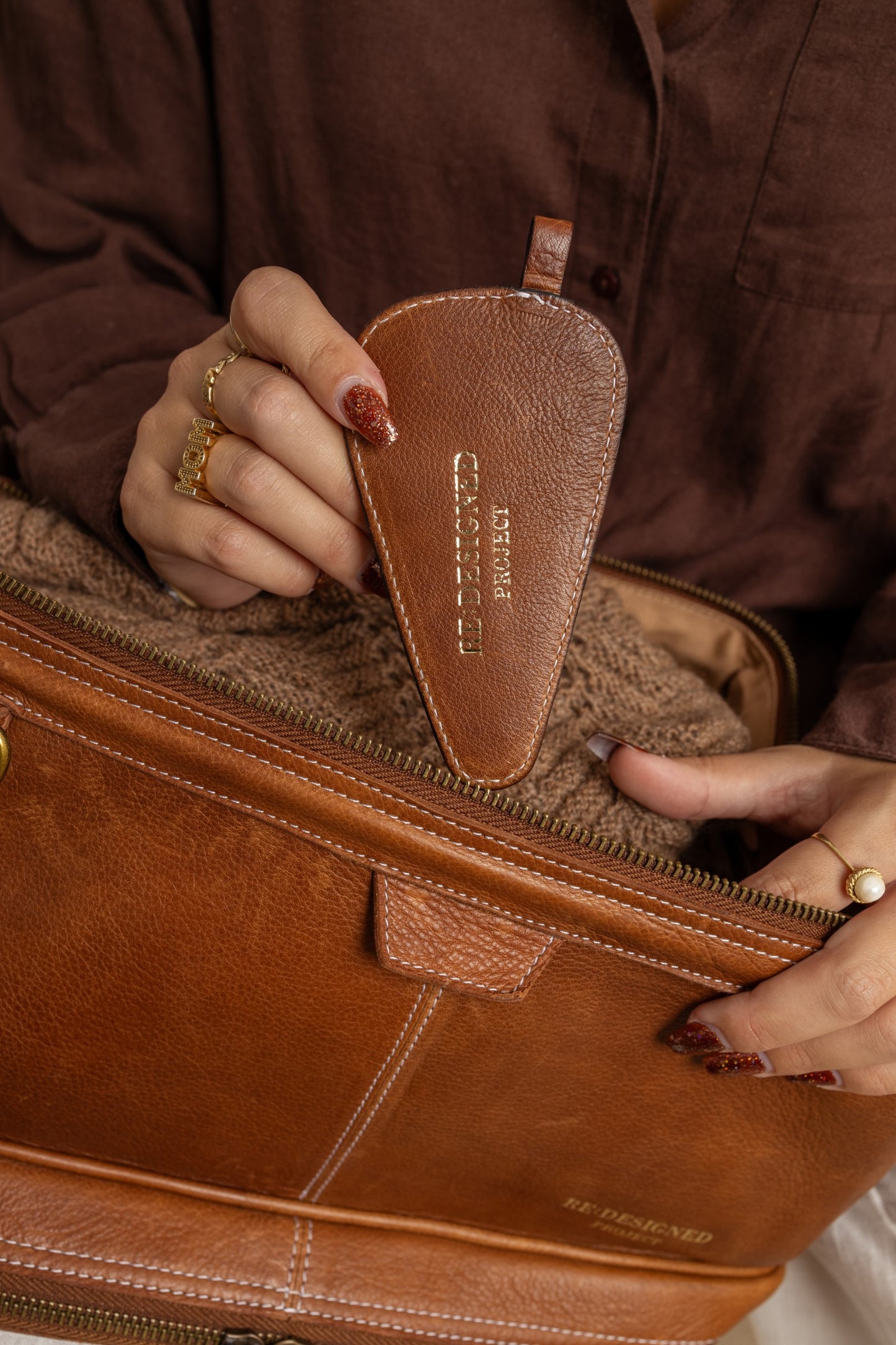 RE:DESIGNED Project 63 – Color: Walnut - Læderetui til saks