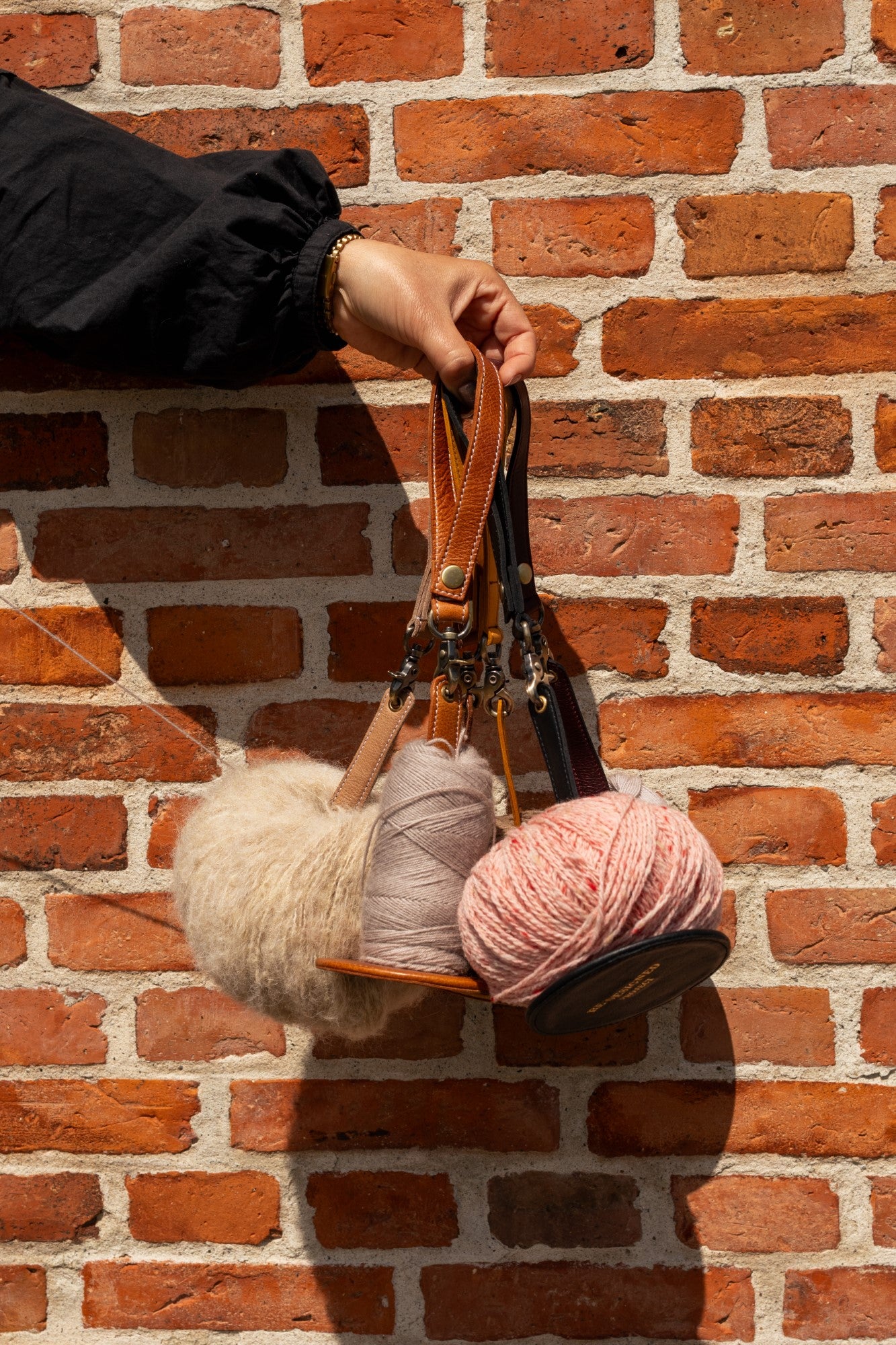 RE:DESIGNED Project 94 – Color: Dark Cherry - Garnholder til strik på farten