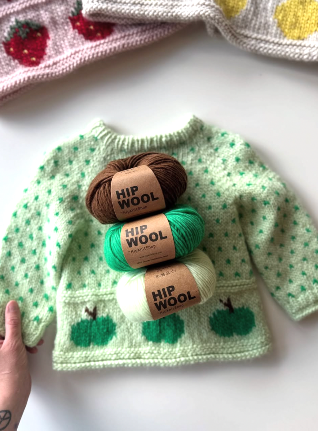 Fruity Apple Sweater Strikkekit – Sød børnesweater med Æbler 🧶