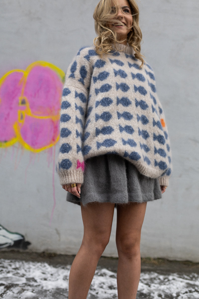 Fluffy Fishy Sweater - DAME - gratis sammen med garn