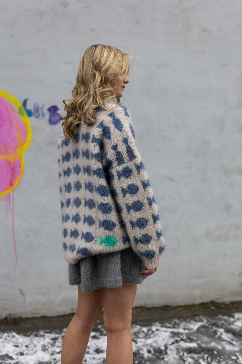 Fluffy Fishy Sweater - DAME - gratis sammen med garn