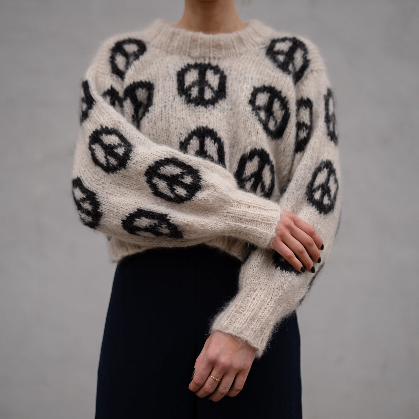 Peace Sweater - Beige med sorte tegn