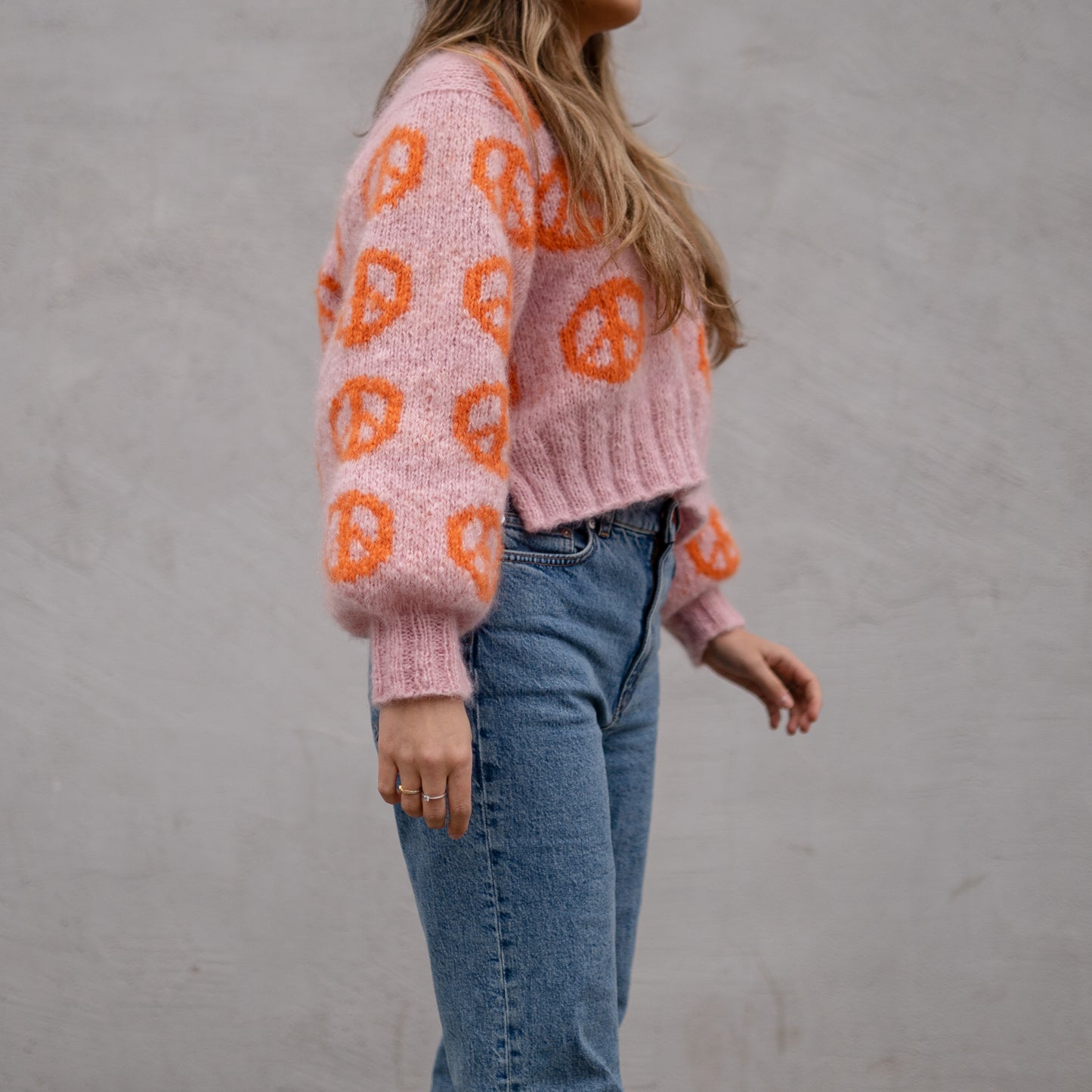 Peace Sweater - Pink med orange tegn