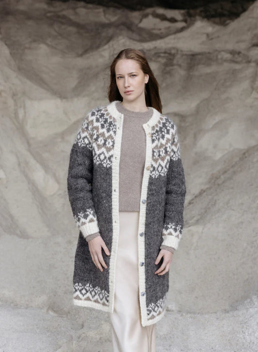 Veturnætur lang cardigan – strikkekit ❄️✨
