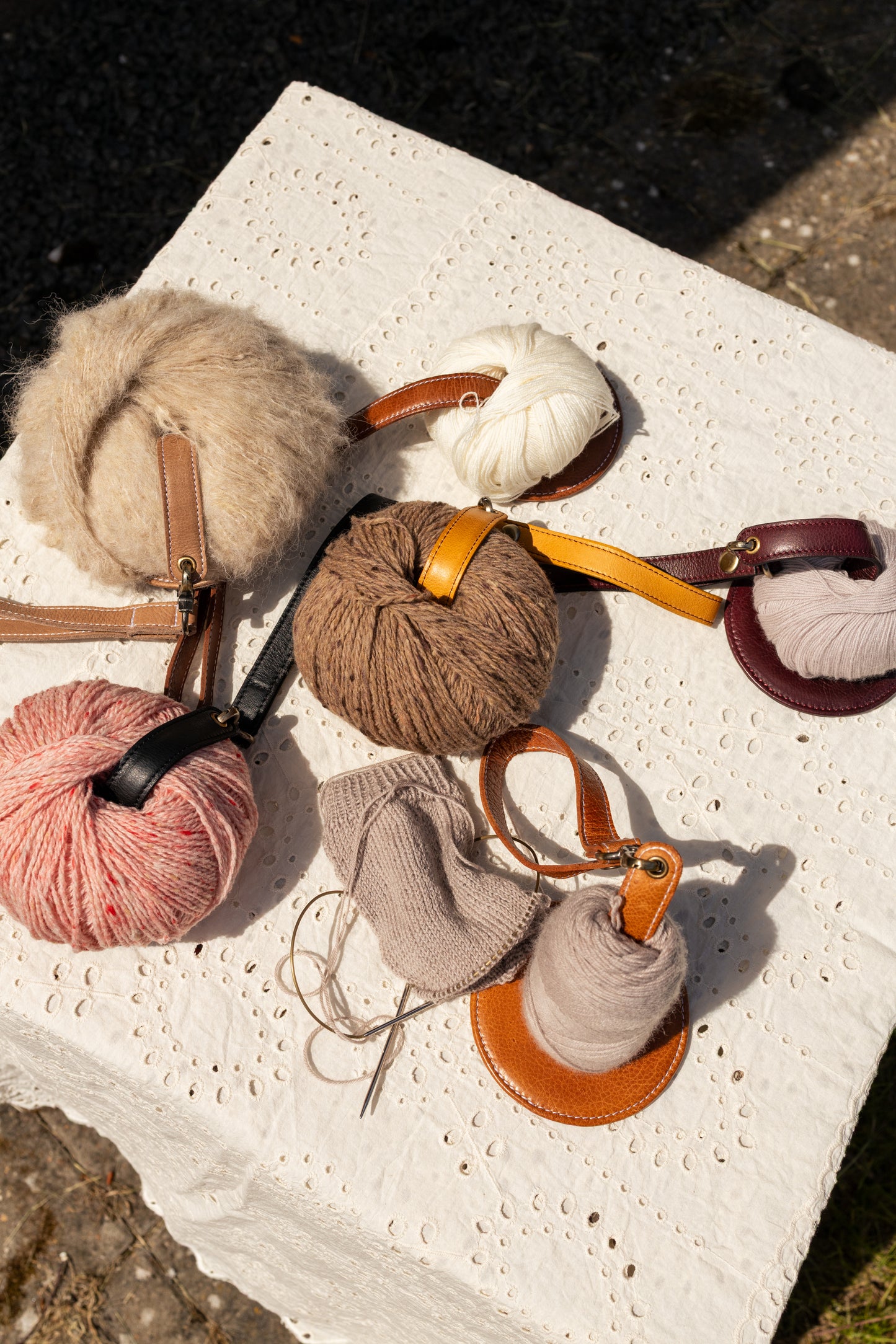 RE:DESIGNED Project 94 – Color: Dark Cherry - Garnholder til strik på farten