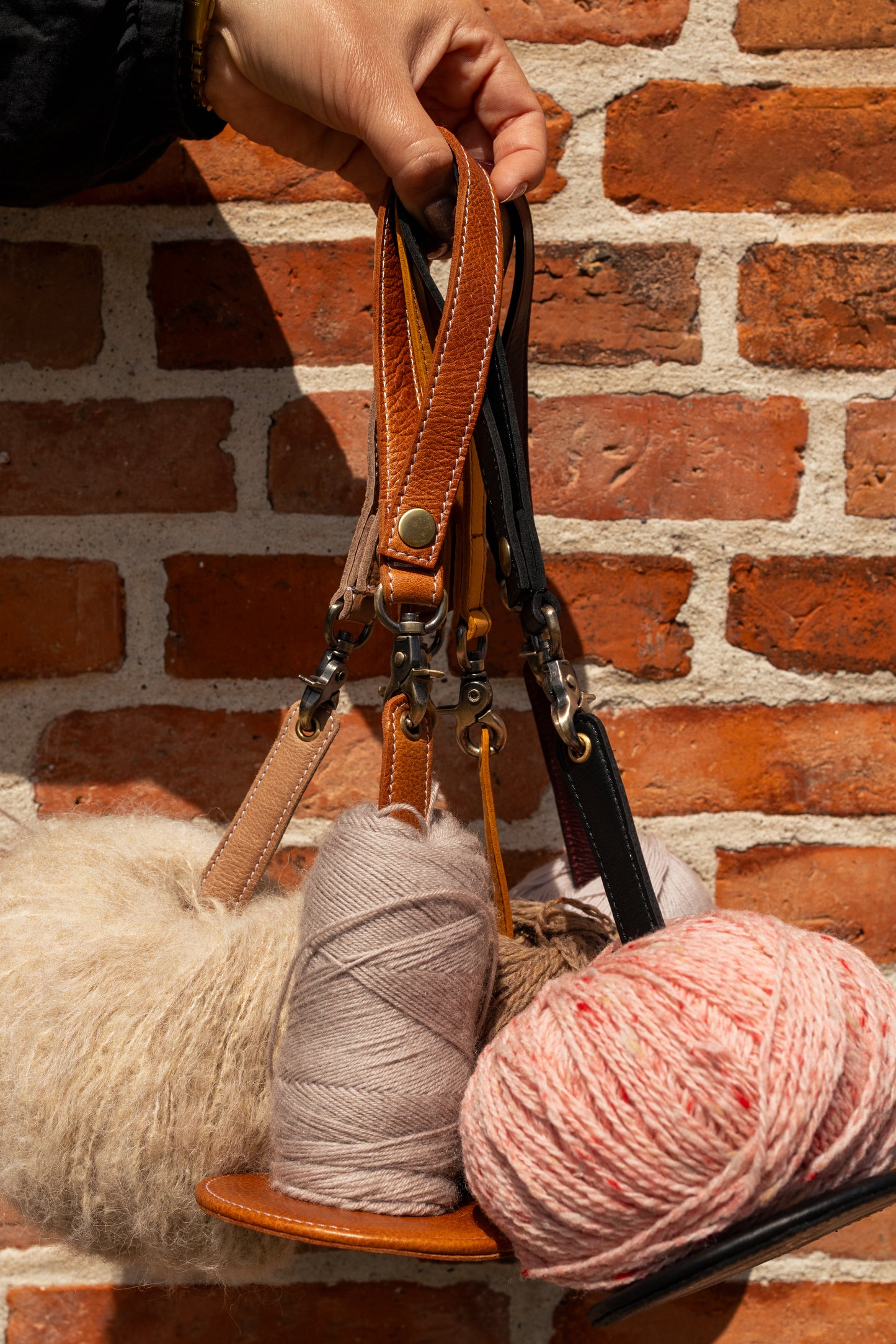 RE:DESIGNED Project 94 – Color: Dark Cherry - Garnholder til strik på farten