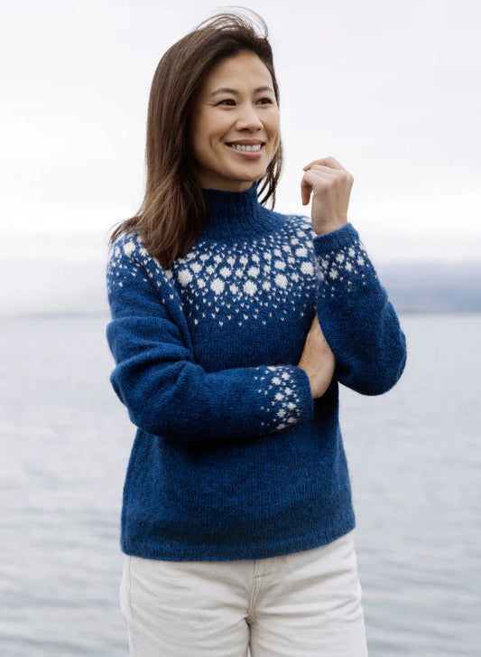 Snjókorn lopapeysa – islandsk sweater i blå og hvid til kvinder