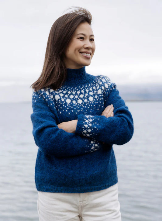 Snjókorn lopapeysa – håndstrikket islandsk damesweater i Fjallalopi med snefnugmønster, designet af Védís Jónsdóttir.