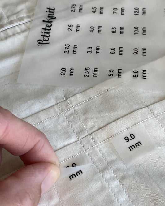 Iron-on labels til pindestørrelser - PetiteKnit